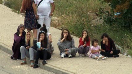 4. kattan atlamak isteyen kadını çekirdek çıtlayarak izlediler