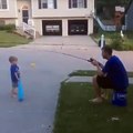 Un papa fainéant mais intelligent joue avec son fils