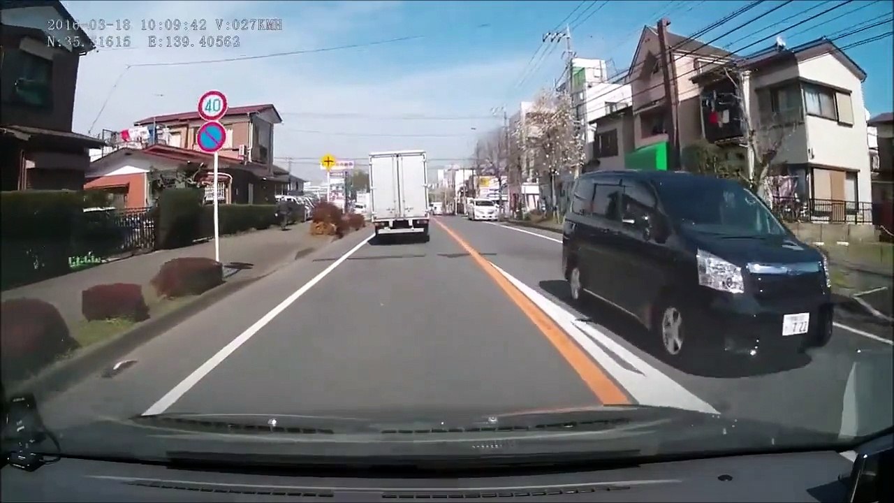 Un policier à moto double n'importe comment et se fait renverser par un camion...  En tord la police!!!