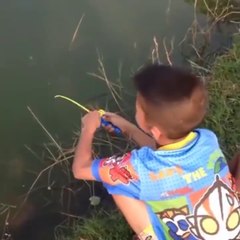 Download Video: Avec sa petite canne à peche en jouet il va attraper un beau poisson