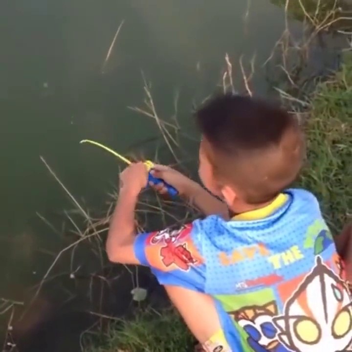 Avec sa petite canne à peche en jouet il va attraper un beau poisson