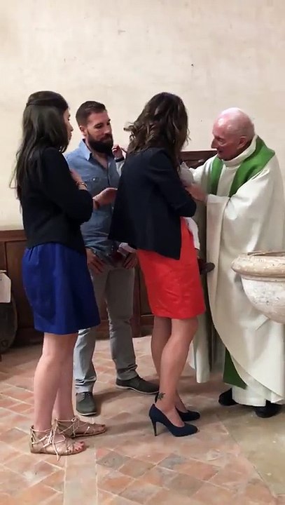 Un prête catholique qui gifle un bébé