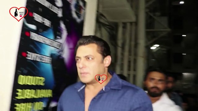 Very Latest Bollywood news !!Salman Khan's MACHO ENTRY With Ms Dhoni At Race 3 Movie special screning