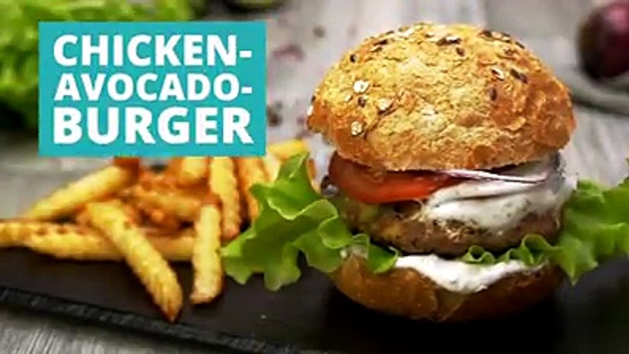Saftig, schmackhaft: Chicken-Avocado Burger! Ein Sommerburger, mit allem was das Herz begehrt! ☀️ZUM REZEPT 