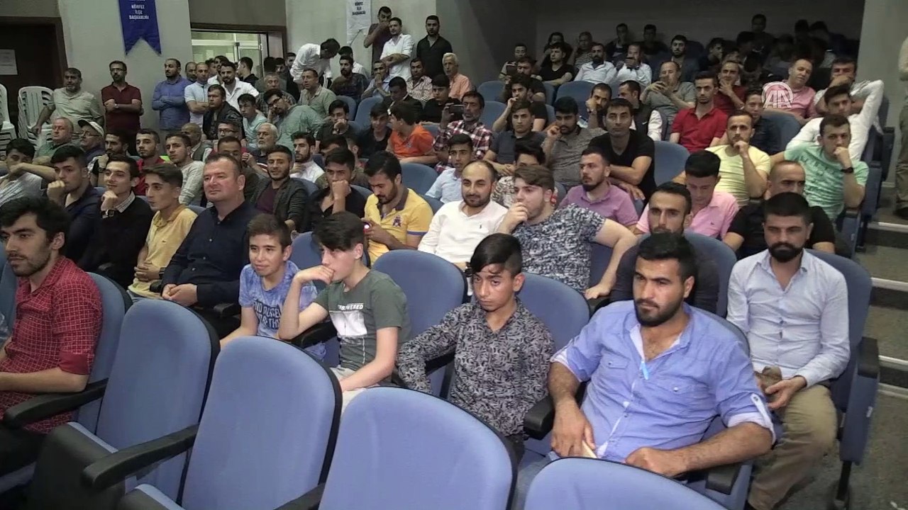 Başbakan Yardımcısı Işık, AK Parti'ye katılan gençlere rozetlerini taktı - KOCAELİ
