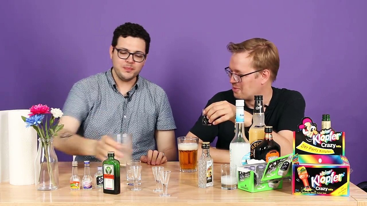 Ein Amerikaner trinkt deutschen Schnaps – ZUM ERSTEN MAL!