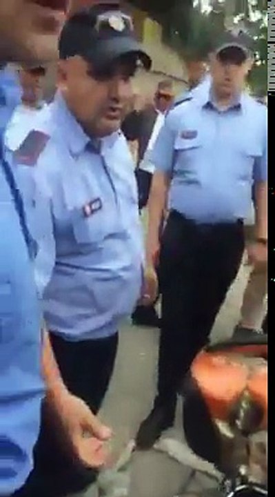 "Pershendetje JOQ, shikoni sa shume police bashkie vijnë me na largu me force duke na shantazhu me sekustrime te veglave ju lutem na ndihmoni duke i publikuar d