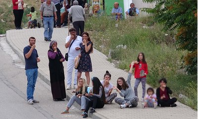 Genç kızın intihar girişimini çekirdek çitleyerek izlediler