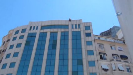 Taksim'de Dağcıları Andıran Temizlik İşçilerinin Metrelerce Yüksekte Cam Silmesi Kamerada