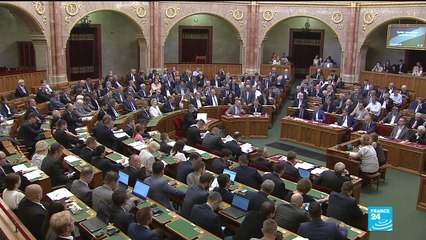 Hungary passes law against helping migrants