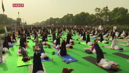 Hindistan'da binlerce kişi aynı anda yoga yaptı
