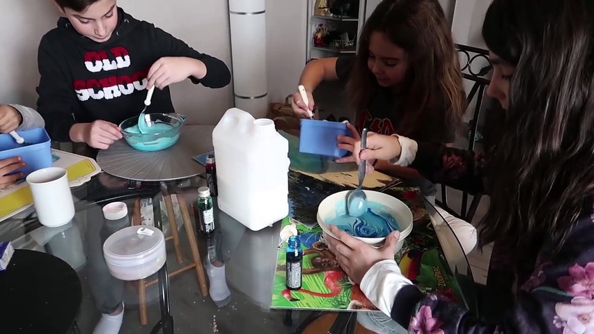 UNE FOLLE JOURNÉE - Bataille de boules de neiges et Slime _ Family Vlog