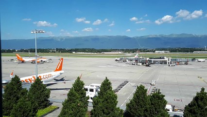 Visite du pape François à Genève : le convoi quitte l'aéroport