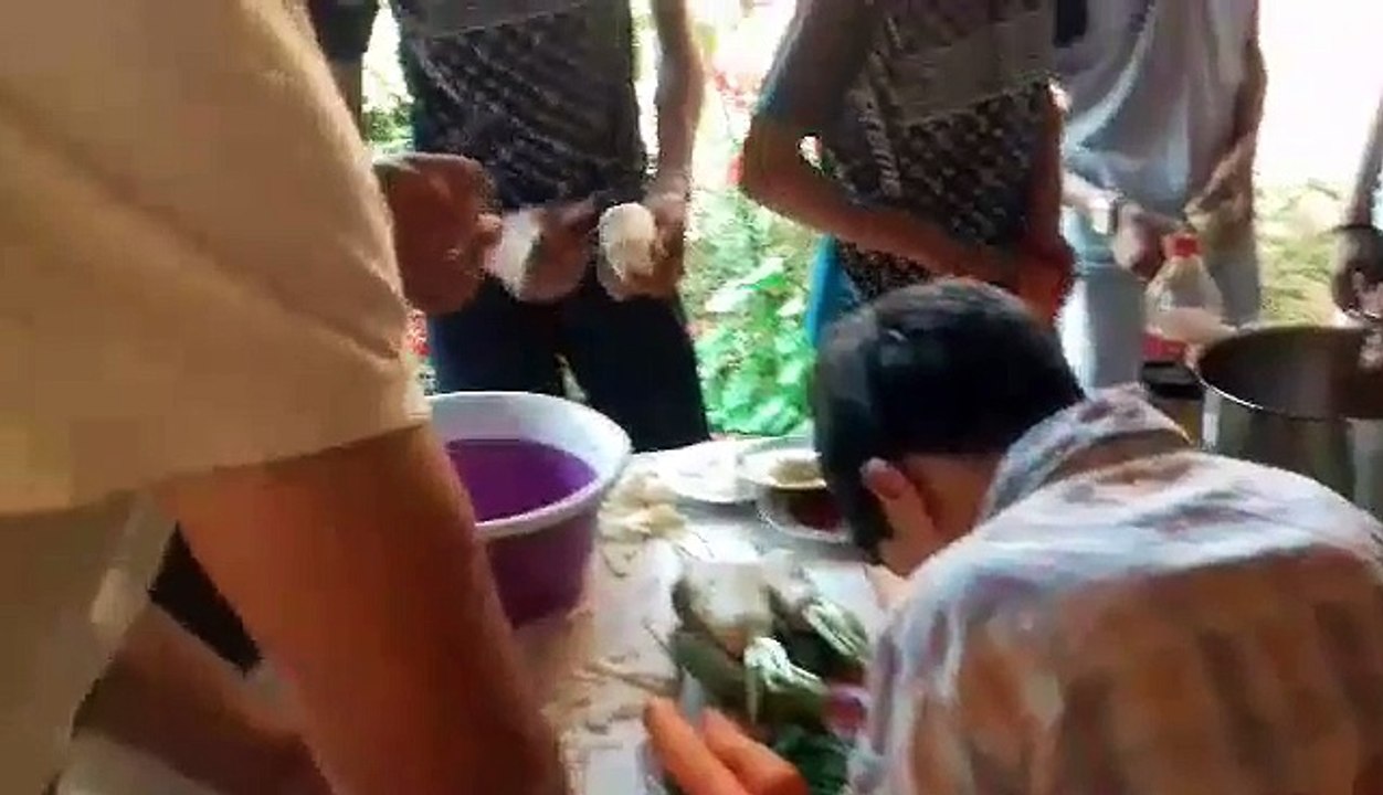 Épluchage des légumes pour le couscous