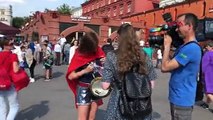 Rus şarkıcı, Türk bayrağı ve darbukayla Moskova sokaklarını gezdi