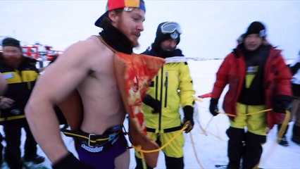 En Antarctique, un bain glacé pour fêter le solstice