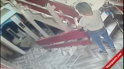 Kendini defalarca bıçakladı