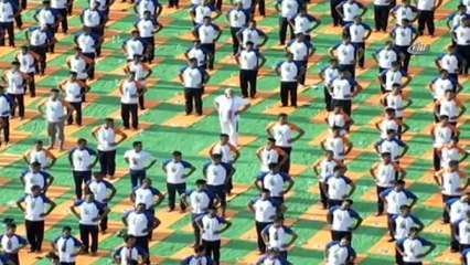 - Hindistan Başbakanı Modi, halkla yoga yaptı- 4.Uluslararası Dünya Yoga gününden renkli anlar