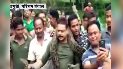 Posa con una serpiente pitón en el cuello y casi es estrangulado