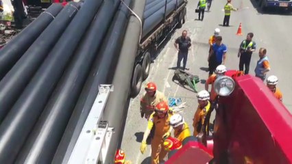 급정거로 싣고 달리던 대형 파이프가 운전석 부숴 / YTN