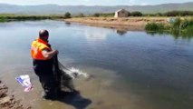 Jandarma, bin 200 kilo canlı balığı göle bıraktı