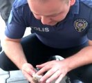 Polis Memurundan Kuşa Kalp Masajı