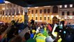 Brésil - Le carnaval des fans brésiliens en attendant le bus de leur équipe