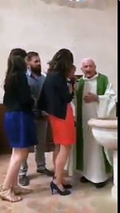 Un prêtre gifle un bébé et provoque l'indignation sur les réseaux sociaux, la vidéo CHOC !