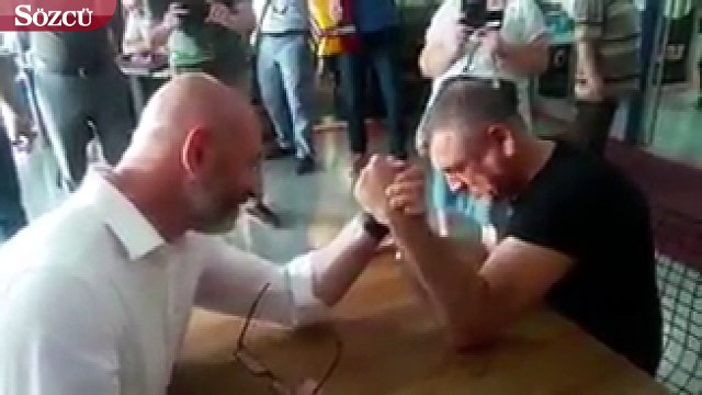 İzmit'teki Down Cafe'yi ziyaret eden Türkşen, burada down sendromlu bir vatandaşla bilek güreşi yaptı.