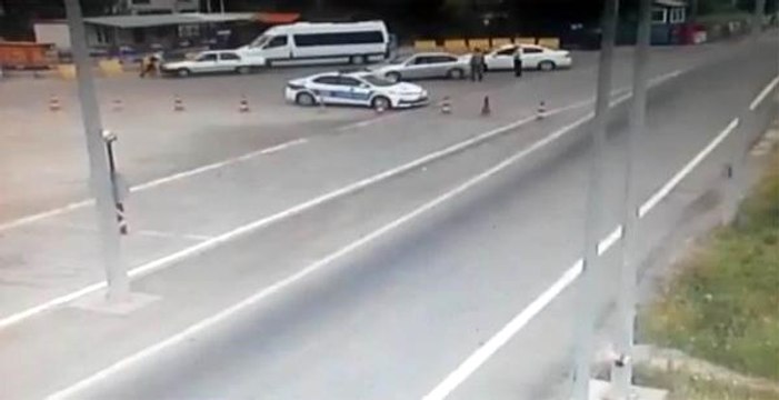 Otomobili Küçük Oğluna Kullandıran Baba, Trafik Polisi Ceza Yazınca Aracı Üzerine Sürdü