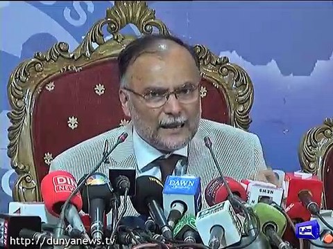 People chant 'Go Nawaz Go' during Ahsan Iqbal's media talk