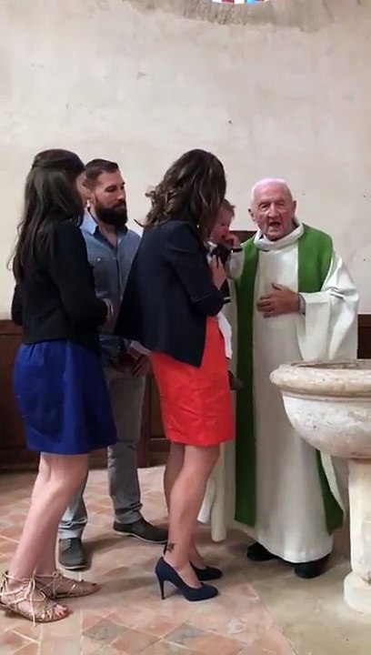 France : Un prêtre essaye de calmer un bébé par une grosse gifle !