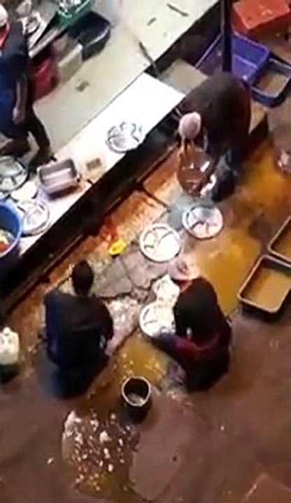 Malaisie : Ils utilise l'eau sale de la rue pour laver la vaisselle !