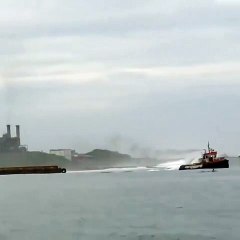 Nicaragua : Des grosses vagues face à deux bateaux qui viennent de sortir du port !