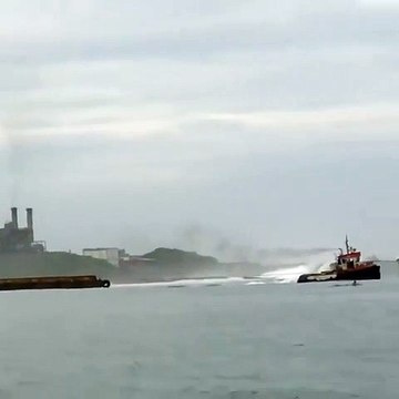 Nicaragua : Des grosses vagues face à deux bateaux qui viennent de sortir du port !