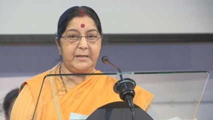 Una ministra india inaugura una clase de yoga multitudinaria en la Eurocámara