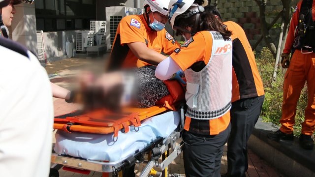 용인 아파트 단지서 승용차 15m 아래로 추락...운전자 다쳐 / YTN