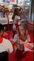 Une serveuse met des fessées si tu ne finis pas ton burger