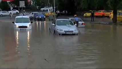 Ankara'da Sağanak Etkili Oldu, Bazı Bölgelerde Araçlar Mahsur Kaldı