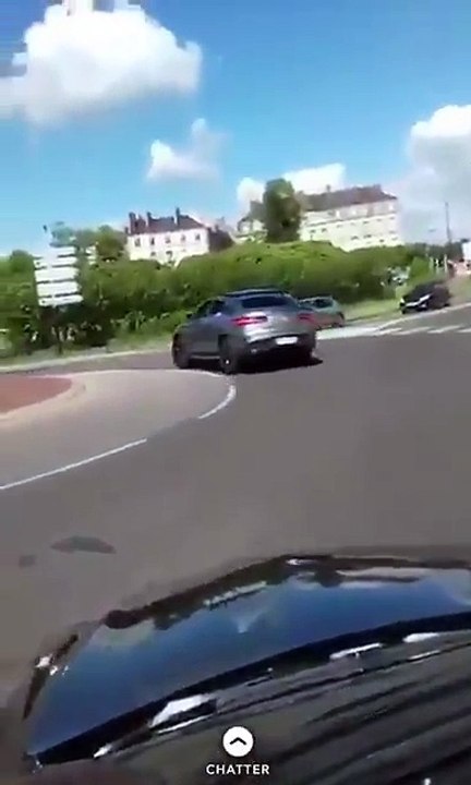 Ce mec a voulu trop faire le kéké sur ce rond point de Nantes
