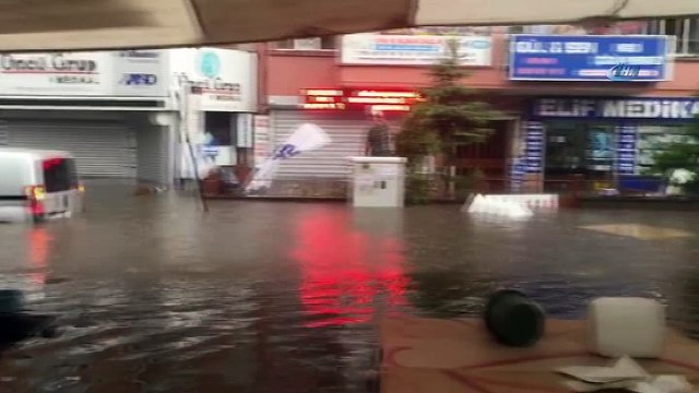 Başkent'te sağanak yağış sele neden oldu