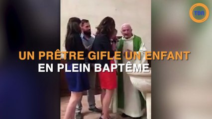 Un prêtre s'en prend à un bébé en plein baptême