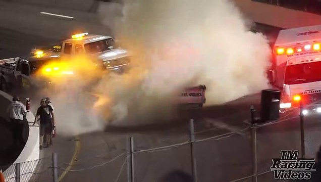 Il saute sur la piste pour sortir son fils d'une voiture en flamme en pleine course de Nascar