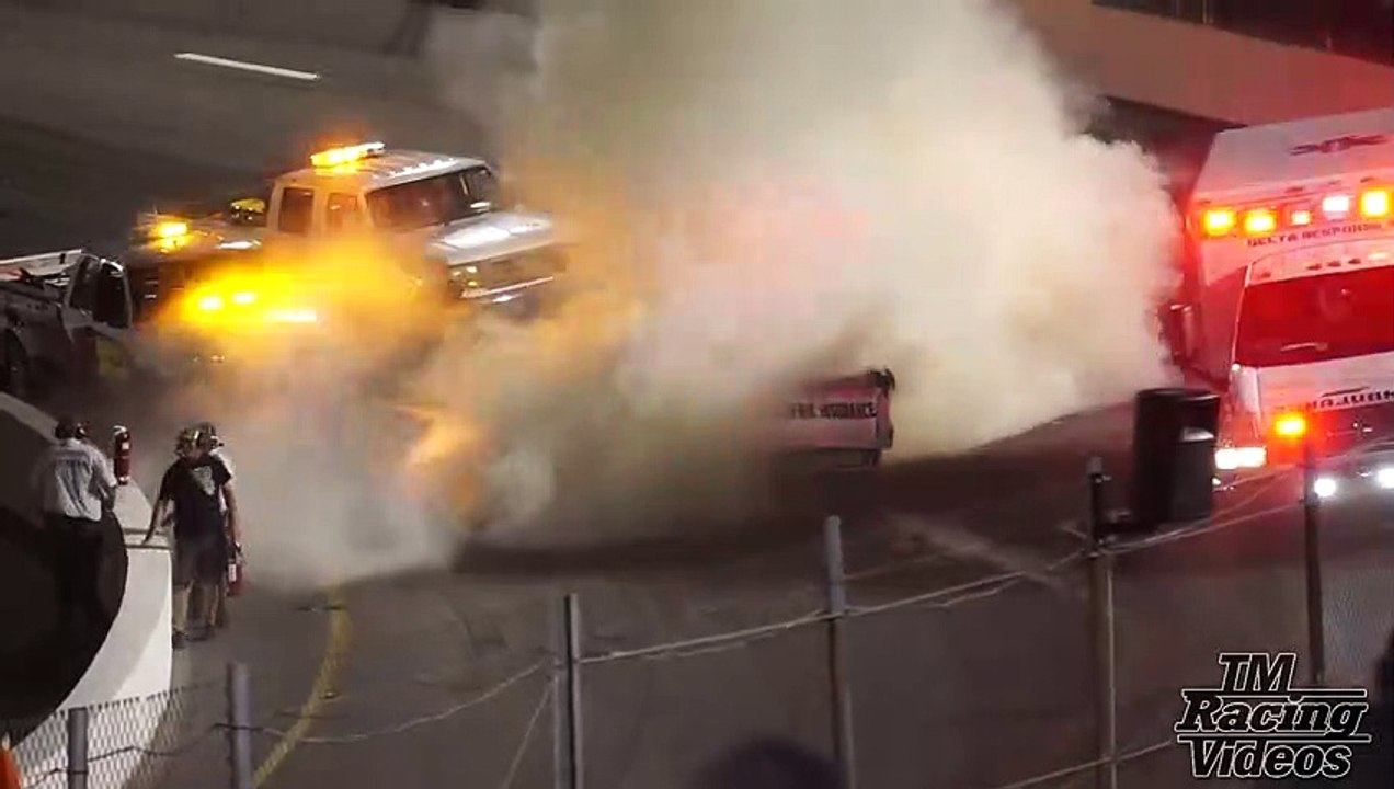Il saute sur la piste pour sortir son fils d'une voiture en flamme en pleine course de Nascar