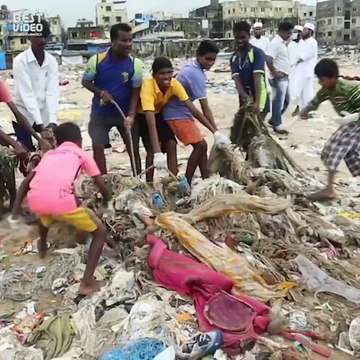 Парень спас пляж от мусора