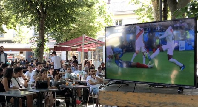 Info/Actu Loire Saint-Etienne - A la une : LES SUPPORTERS LIGERIENS DERRIERE LES BLEUS A Saint-Etienne, les écrans sont autorisés sur les terrasses des bars et restaurants. Vous imaginez bien qu'elles ont été prises d'assaut !