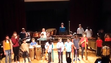 Simon dans un grand ensemble de percussions, SHAPE OF YOU