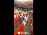 Japonya - Kolombiya maçı sonrası, oturdukları tribünü temizleyen Japonlar