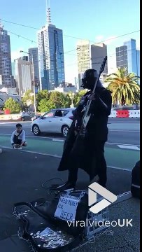 Dark Vador joue de la guitare électrique en pleine rue !