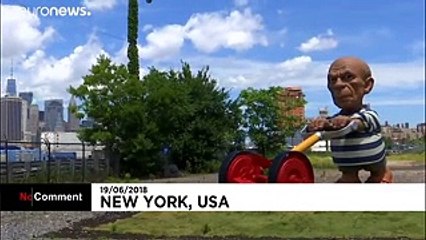 Pablo Picasso corta relva em Brooklyn